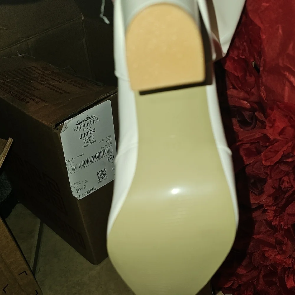 Women's NWOT Chic Over the Knee Off White Faux Leather Boots Size 41 (9)